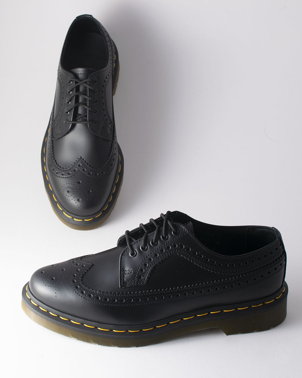 Bei PICK UP in Düsseldorf findest Du Dr. Martens, 3989 YS Black Smooth  und viel mehr von Dr. Martens
