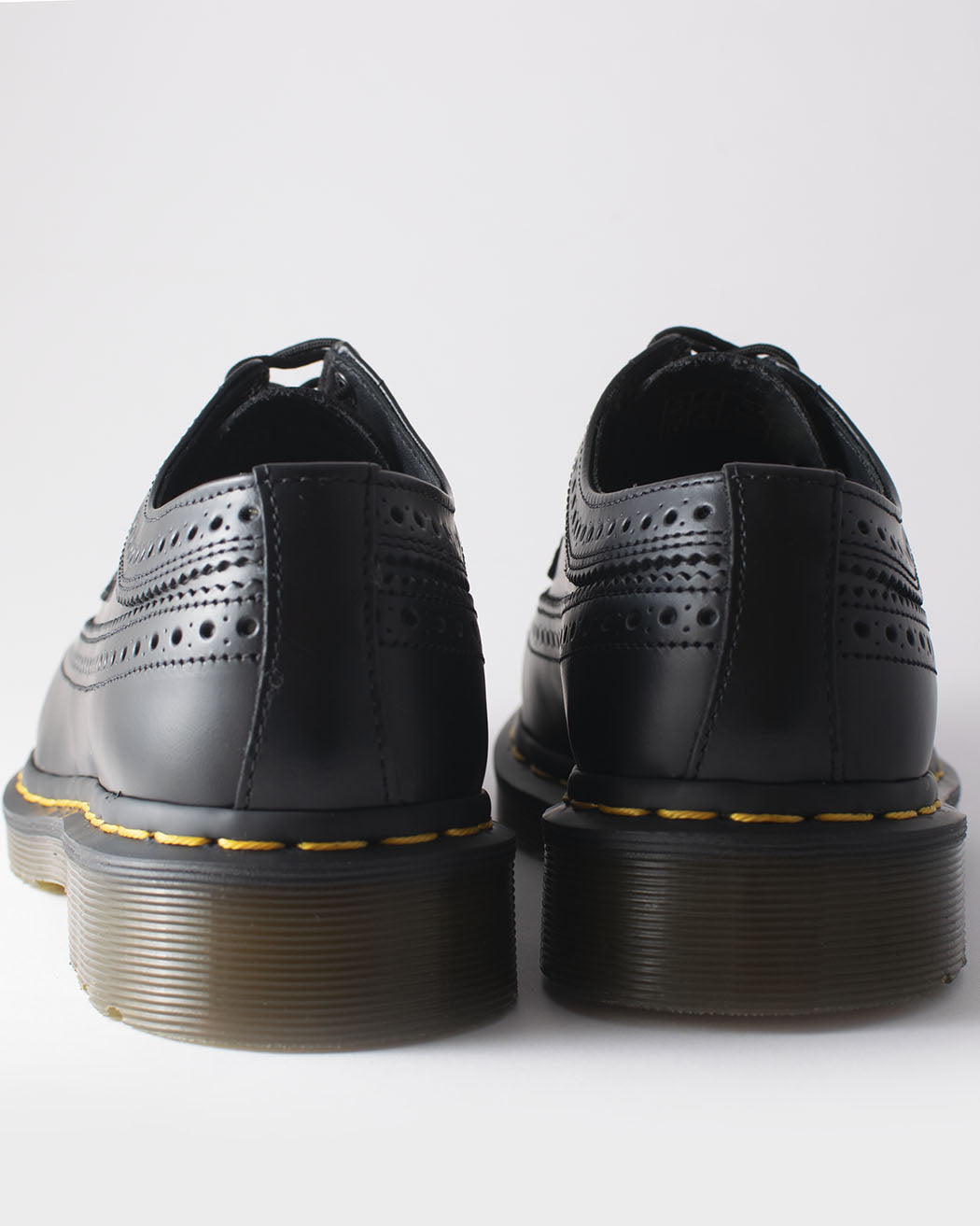 Bei PICK UP in Düsseldorf findest Du Dr. Martens, 3989 YS Black Smooth  und viel mehr von Dr. Martens