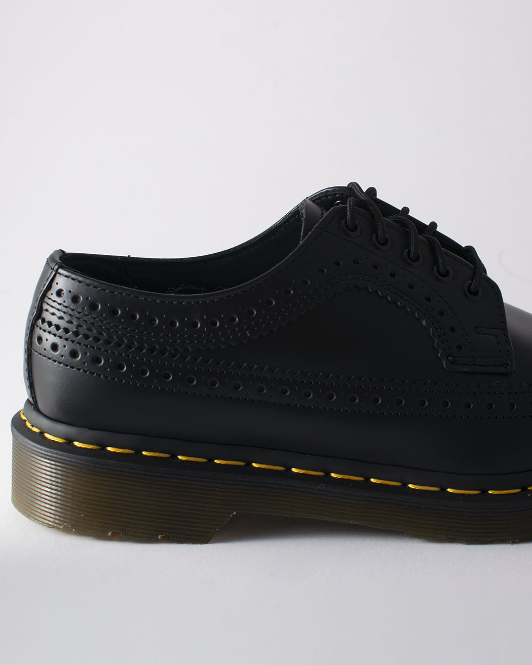 Bei PICK UP in Düsseldorf findest Du Dr. Martens, 3989 YS Black Smooth  und viel mehr von Dr. Martens