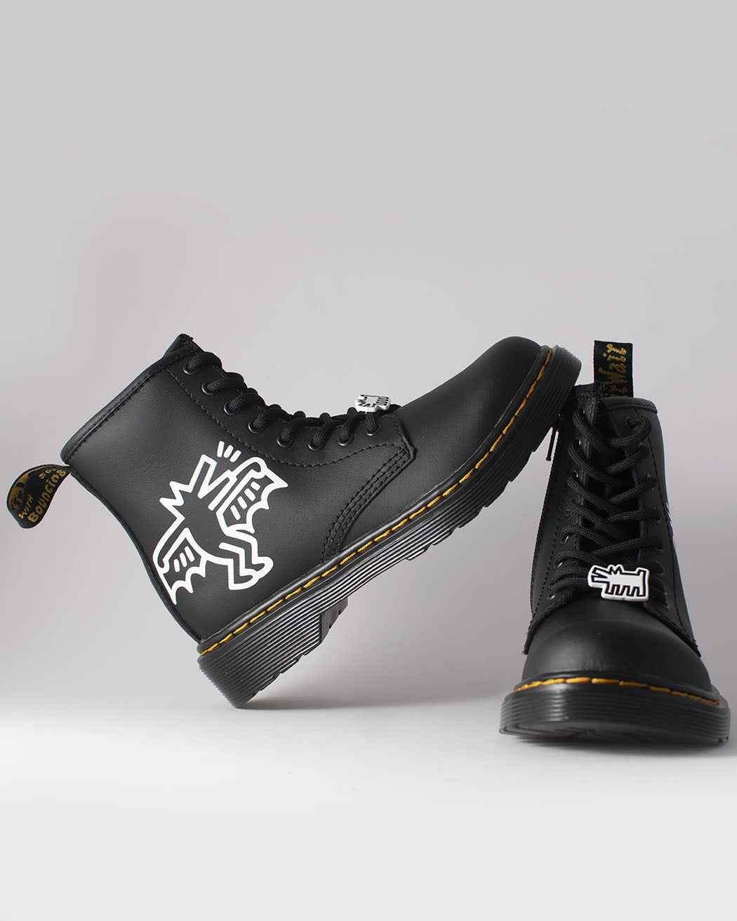 Bei PICK UP in Düsseldorf findest Du Dr. Martens, 1460 KH J, Black + White, KH Hydro Leather und viel mehr von Dr. Martens