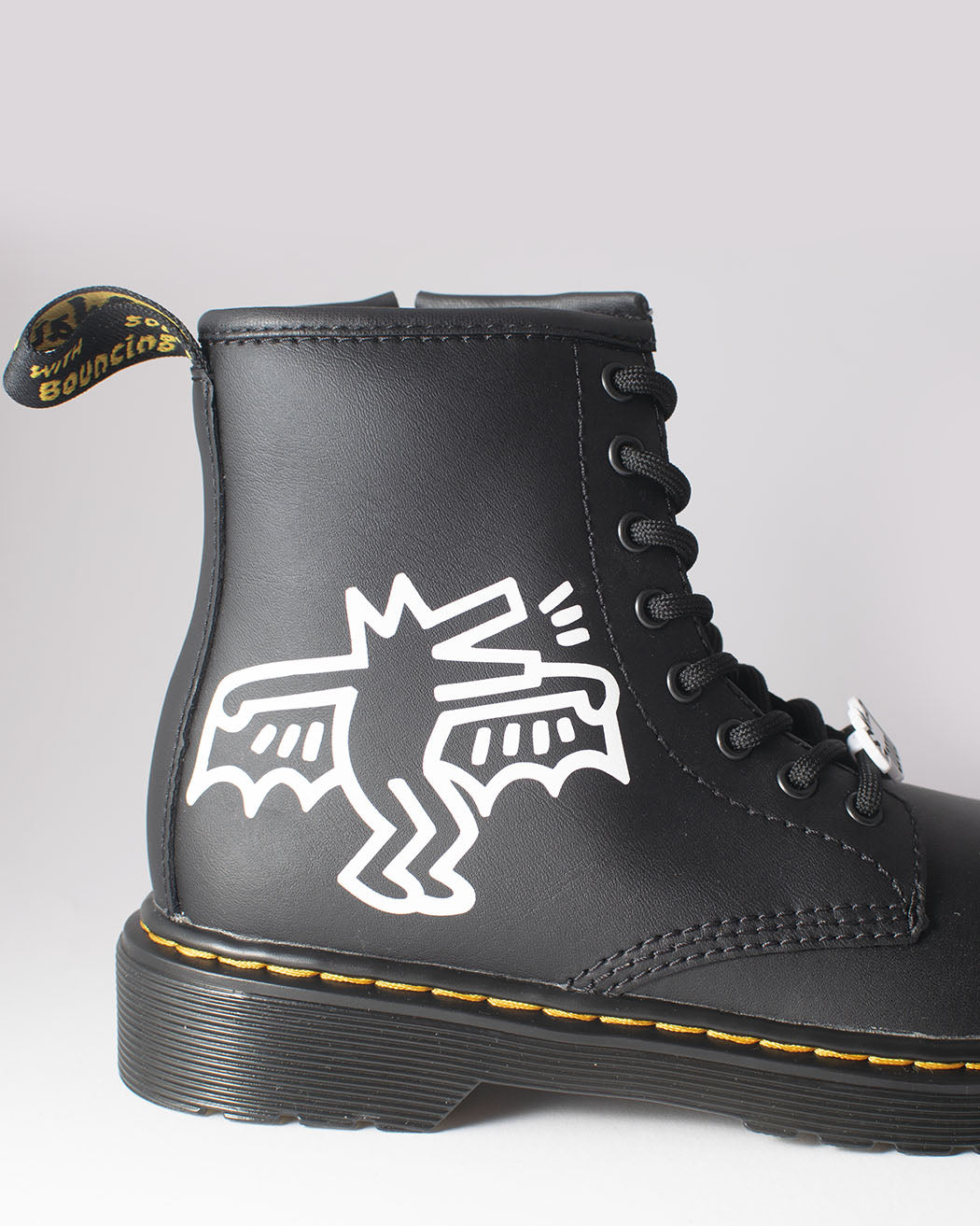 Bei PICK UP in Düsseldorf findest Du Dr. Martens, 1460 KH J, Black + White, KH Hydro Leather und viel mehr von Dr. Martens