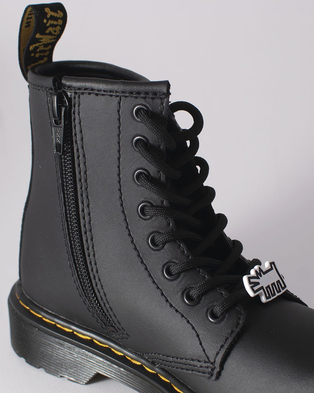 Bei PICK UP in Düsseldorf findest Du Dr. Martens, 1460 KH J, Black + White, KH Hydro Leather und viel mehr von Dr. Martens