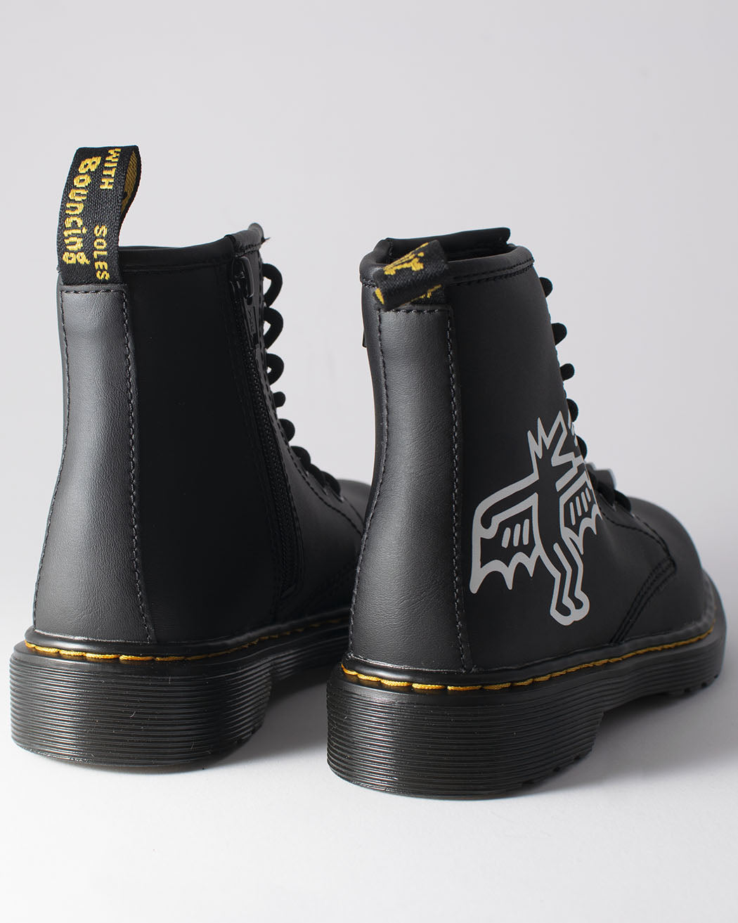 Bei PICK UP in Düsseldorf findest Du Dr. Martens, 1460 KH J, Black + White, KH Hydro Leather und viel mehr von Dr. Martens