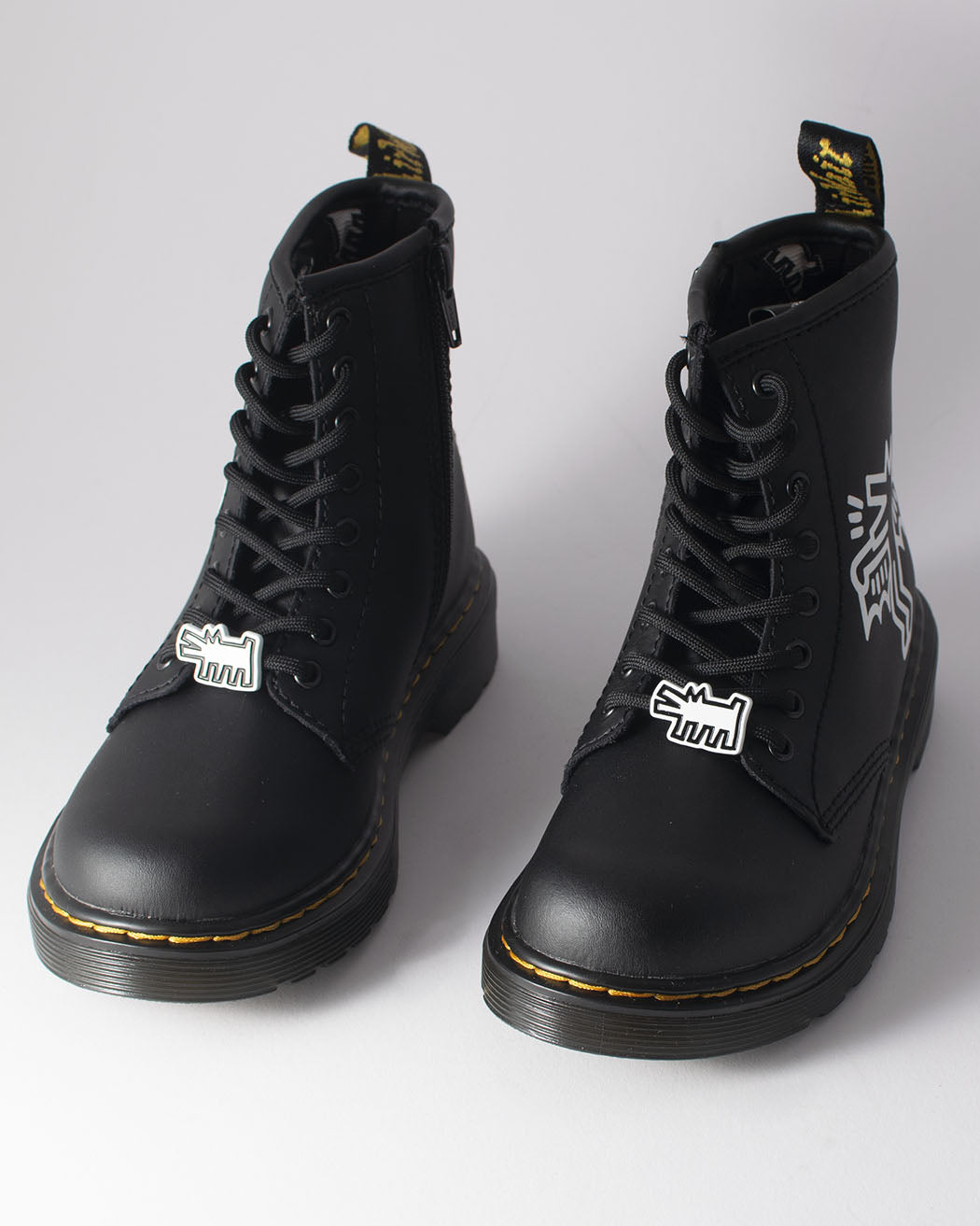 Bei PICK UP in Düsseldorf findest Du Dr. Martens, 1460 KH J, Black + White, KH Hydro Leather und viel mehr von Dr. Martens