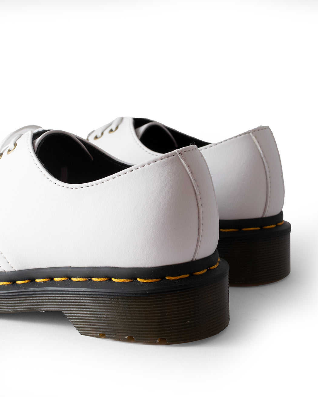 Bei PICK UP in Düsseldorf findest Du Dr.Martens, Vegan 1461 Optical White Kemble  und viel mehr von Dr. Martens