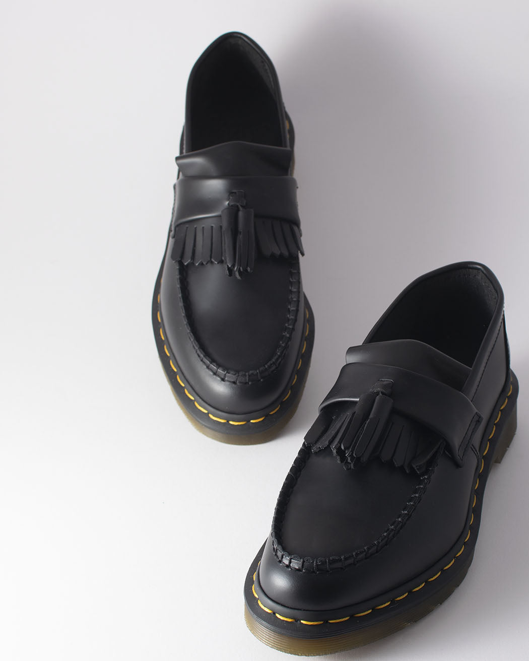 Bei PICK UP in Düsseldorf findest Du Dr. Martens, YS Adrian Black Smooth  und viel mehr von Dr. Martens