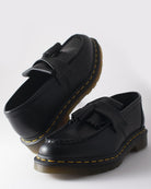 Bei PICK UP in Düsseldorf findest Du Dr. Martens, YS Adrian Black Smooth  und viel mehr von Dr. Martens