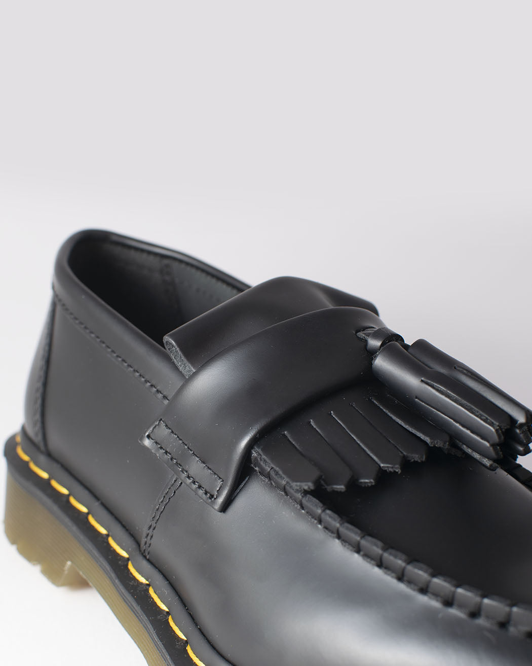 Bei PICK UP in Düsseldorf findest Du Dr. Martens, YS Adrian Black Smooth und viel mehr von Dr. Martens