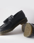 Bei PICK UP in Düsseldorf findest Du Dr. Martens, YS Adrian Black Smooth  und viel mehr von Dr. Martens