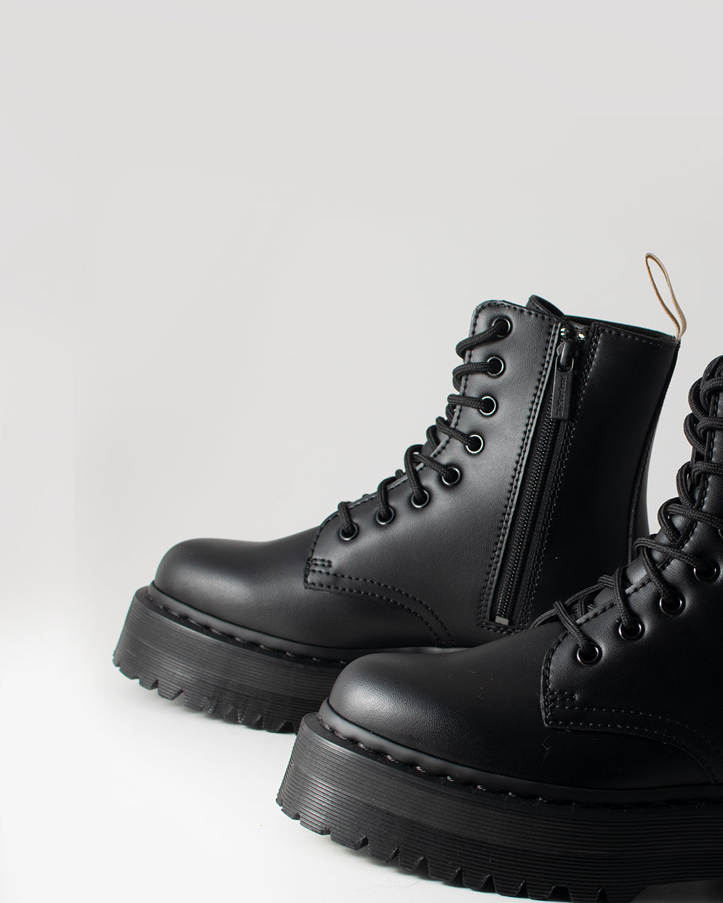 Bei PICK UP in Düsseldorf findest Du Dr. Martens, V Jadon II Mono Black Felix Rub Off  und viel mehr von Dr. Martens