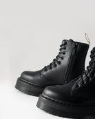 Bei PICK UP in Düsseldorf findest Du Dr. Martens, V Jadon II Mono Black Felix Rub Off  und viel mehr von Dr. Martens