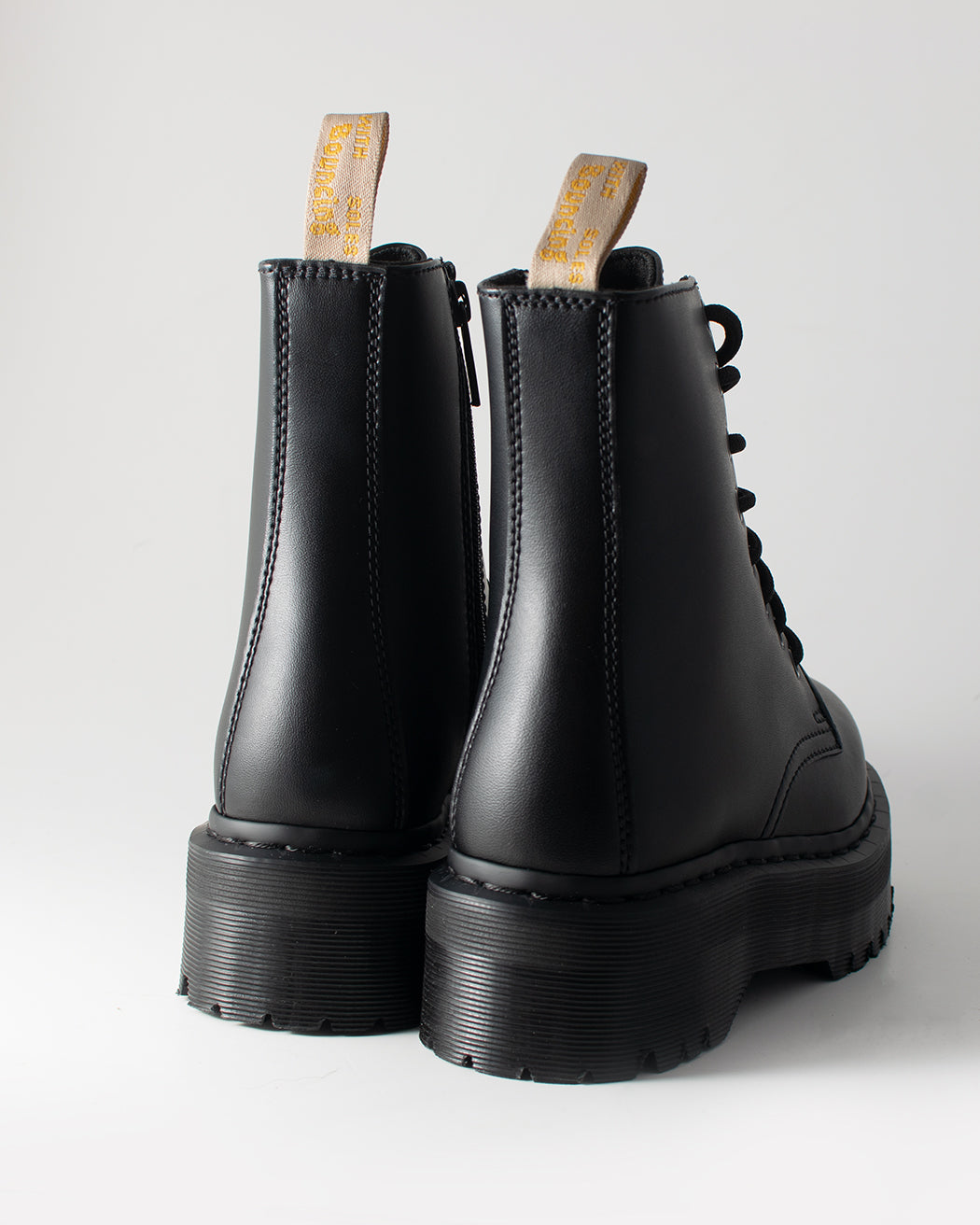 Bei PICK UP in Düsseldorf findest Du Dr. Martens, V Jadon II Mono Black Felix Rub Off  und viel mehr von Dr. Martens