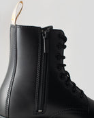 Bei PICK UP in Düsseldorf findest Du Dr. Martens, V Jadon II Mono Black Felix Rub Off  und viel mehr von Dr. Martens