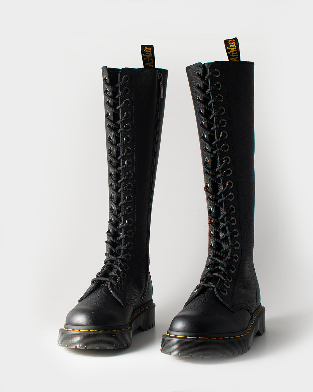 Bei PICK UP in Düsseldorf findest Du Dr. Martens, 1b60 Bex Black Pisa  und viel mehr von Dr. Martens