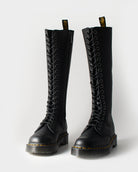 Bei PICK UP in Düsseldorf findest Du Dr. Martens, 1b60 Bex Black Pisa  und viel mehr von Dr. Martens