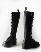 Bei PICK UP in Düsseldorf findest Du Dr. Martens, 1b60 Bex Black Pisa  und viel mehr von Dr. Martens