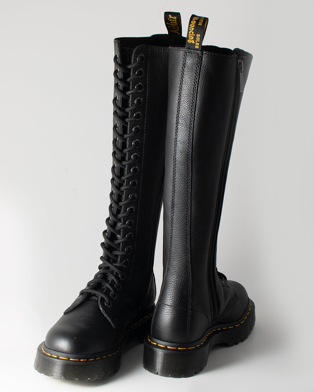 Bei PICK UP in Düsseldorf findest Du Dr. Martens, 1b60 Bex Black Pisa  und viel mehr von Dr. Martens