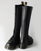 Bei PICK UP in Düsseldorf findest Du Dr. Martens, 1b60 Bex Black Pisa  und viel mehr von Dr. Martens