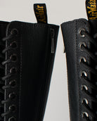 Bei PICK UP in Düsseldorf findest Du Dr. Martens, 1b60 Bex Black Pisa  und viel mehr von Dr. Martens