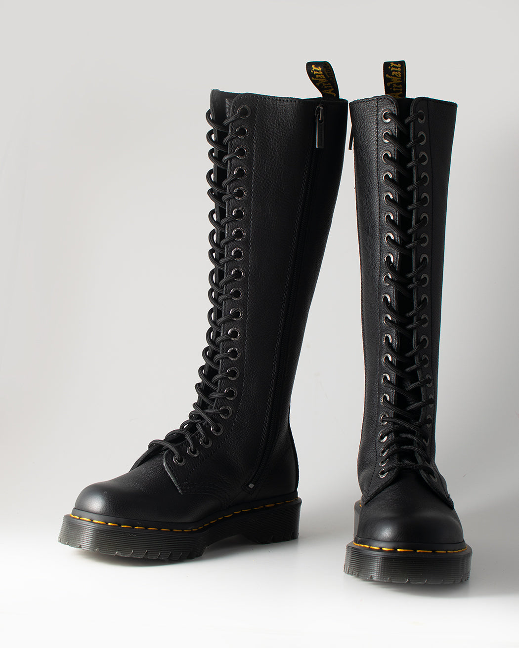 Bei PICK UP in Düsseldorf findest Du Dr. Martens, 1b60 Bex Black Pisa  und viel mehr von Dr. Martens