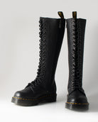 Bei PICK UP in Düsseldorf findest Du Dr. Martens, 1b60 Bex Black Pisa  und viel mehr von Dr. Martens