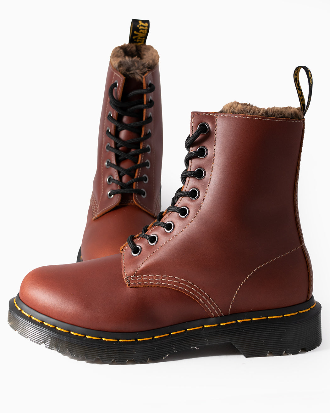 Bei PICK UP in Düsseldorf findest Du Dr. Martens, 1460 Serena Abruzzo WP Brown  und viel mehr von Dr. Martens