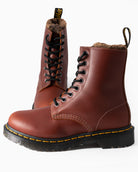 Bei PICK UP in Düsseldorf findest Du Dr. Martens, 1460 Serena Abruzzo WP Brown  und viel mehr von Dr. Martens