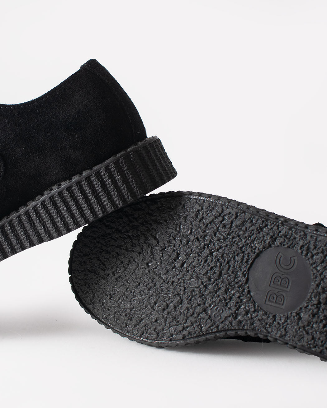 Bei PICK UP in Düsseldorf findest Du BBC, 16027, Creeper Suede Black, Buckle  und viel mehr von BBC