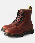 Bei PICK UP in Düsseldorf findest Du Dr. Martens, 1460 Serena Abruzzo WP Brown  und viel mehr von Dr. Martens
