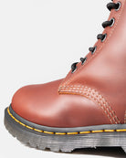Bei PICK UP in Düsseldorf findest Du Dr. Martens, 1460 Serena Abruzzo WP Brown  und viel mehr von Dr. Martens