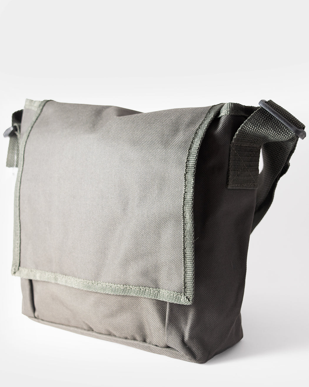 Bei PICK UP in Düsseldorf findest Du Commando, McAllister Umhängetasche klein, Olive und viel mehr von COMMANDO