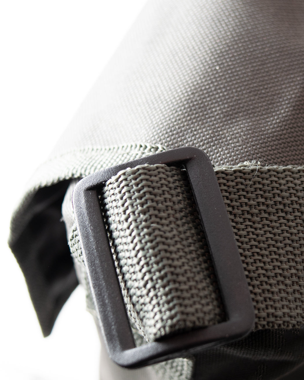 Bei PICK UP in Düsseldorf findest Du Commando, McAllister Umhängetasche klein, Olive und viel mehr von COMMANDO