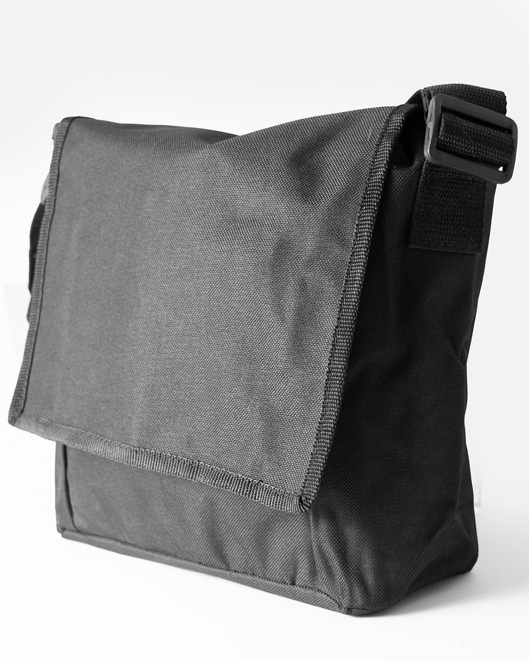 Bei PICK UP in Düsseldorf findest Du Commando, McAllister Umhängetasche klein, Schwarz und viel mehr von COMMANDO