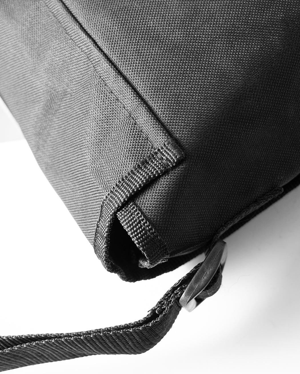 Bei PICK UP in Düsseldorf findest Du Commando, McAllister Umhängetasche klein, Schwarz und viel mehr von COMMANDO