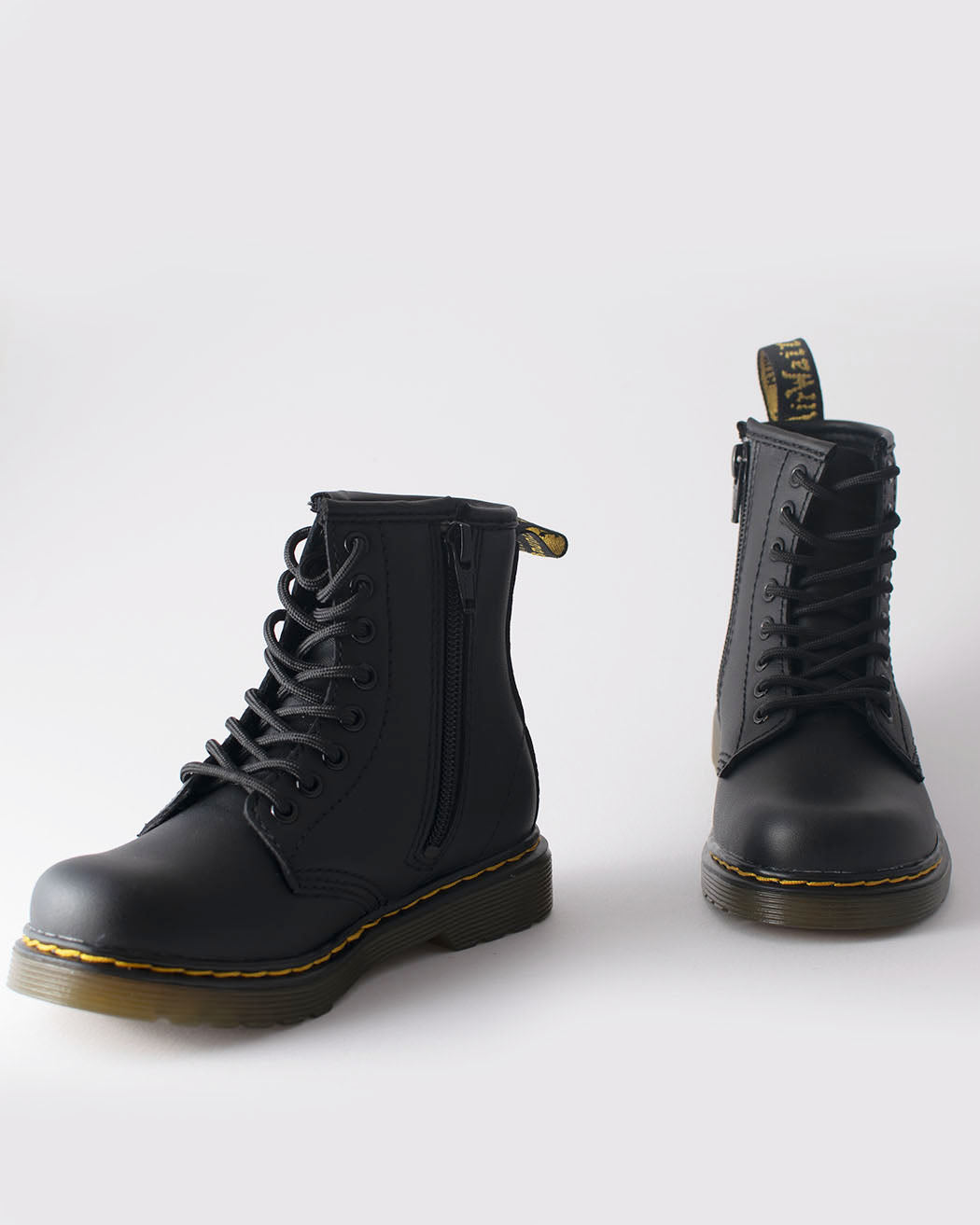 Bei PICK UP in Düsseldorf findest Du Dr. Martens, 1460 J Black Softy T und viel mehr von Dr. Martens