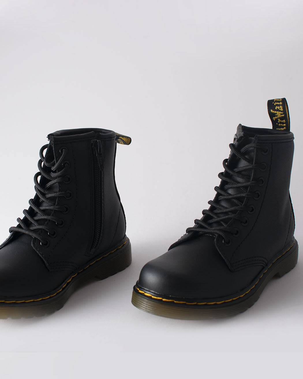 Bei PICK UP in Düsseldorf findest Du Dr. Martens, 1460 J Black Softy T und viel mehr von Dr. Martens