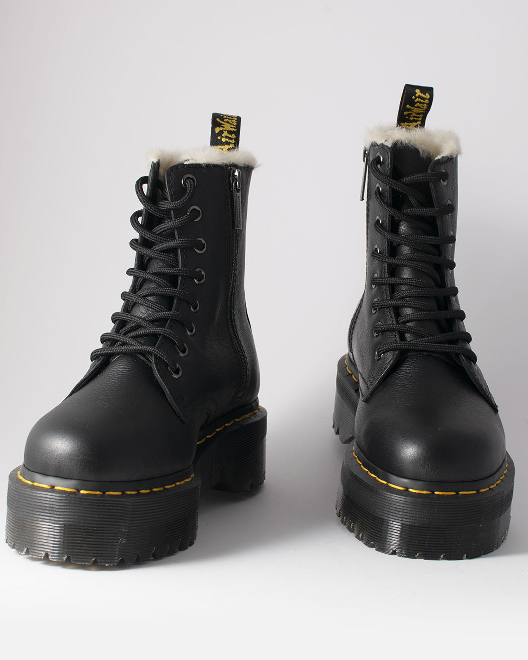 Bei PICK UP in Düsseldorf findest Du Dr. Martens, Jadon FL Black Pisa  und viel mehr von Dr. Martens
