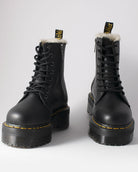Bei PICK UP in Düsseldorf findest Du Dr. Martens, Jadon FL Black Pisa  und viel mehr von Dr. Martens