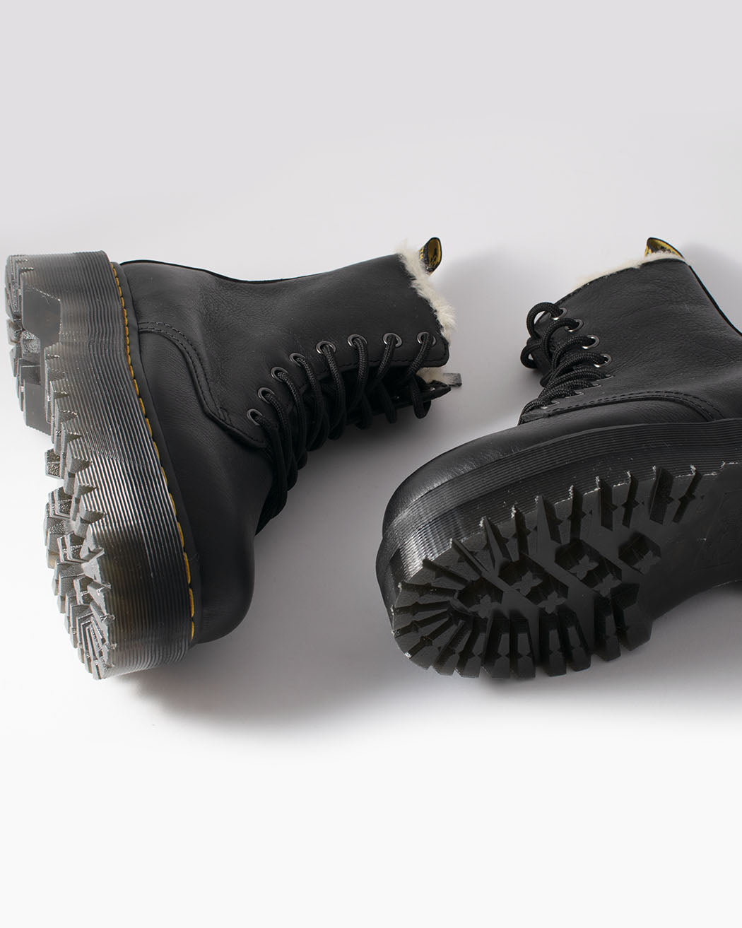 Bei PICK UP in Düsseldorf findest Du Dr. Martens, Jadon FL Black Pisa  und viel mehr von Dr. Martens