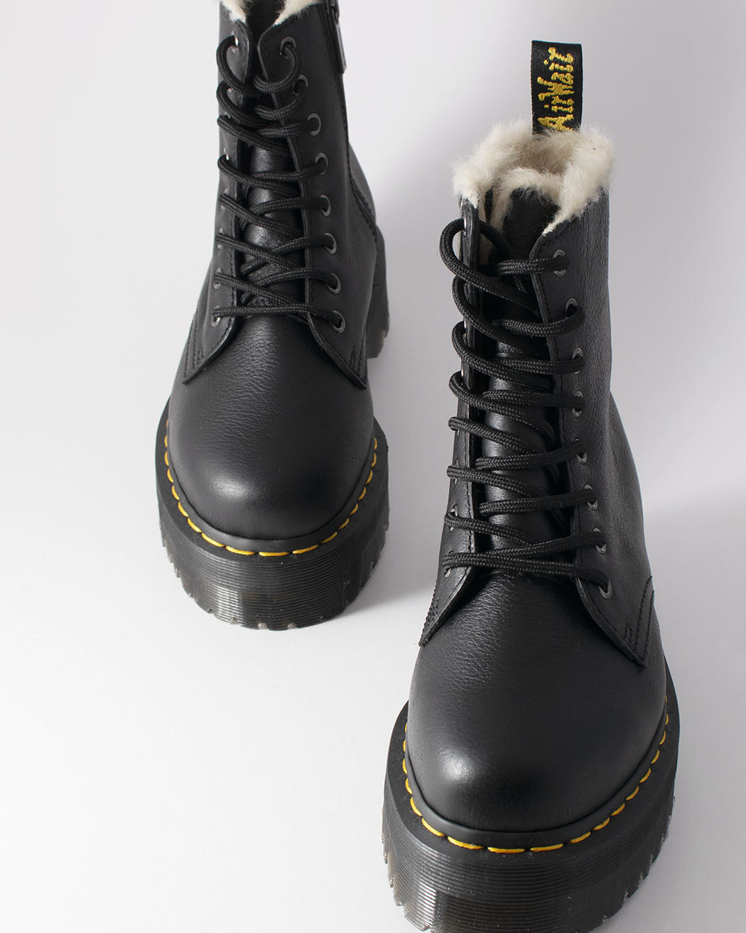 Bei PICK UP in Düsseldorf findest Du Dr. Martens, Jadon FL Black Pisa  und viel mehr von Dr. Martens