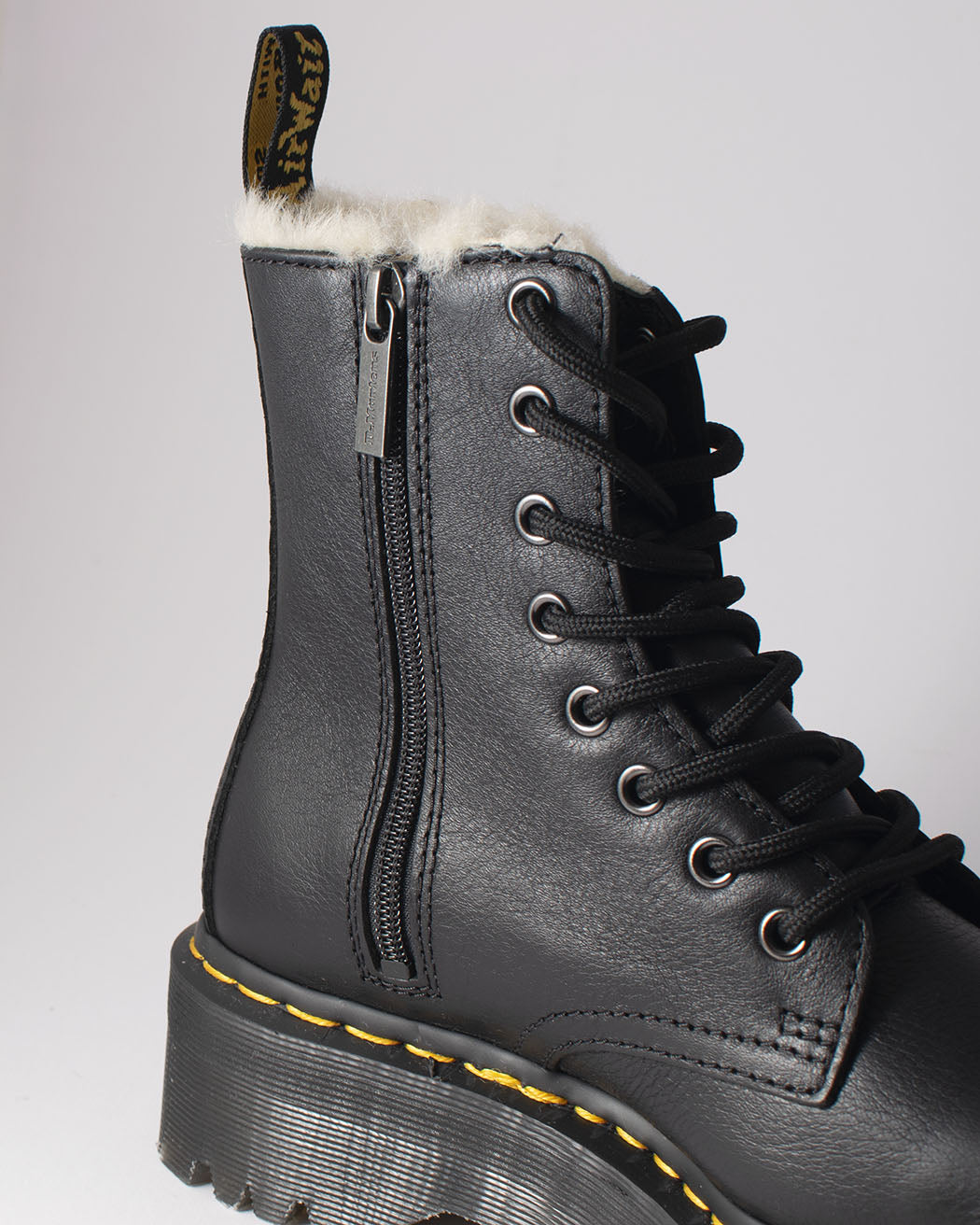 Bei PICK UP in Düsseldorf findest Du Dr. Martens, Jadon FL Black Pisa  und viel mehr von Dr. Martens