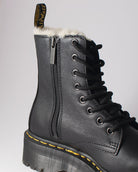 Bei PICK UP in Düsseldorf findest Du Dr. Martens, Jadon FL Black Pisa  und viel mehr von Dr. Martens