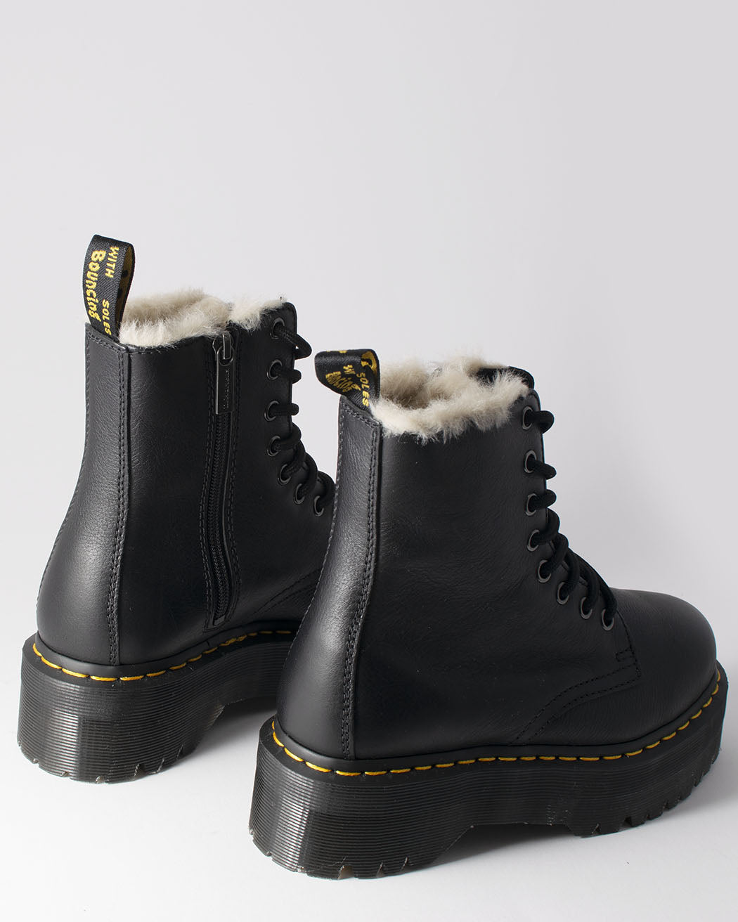 Bei PICK UP in Düsseldorf findest Du Dr. Martens, Jadon FL Black Pisa  und viel mehr von Dr. Martens