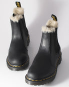 Bei PICK UP in Düsseldorf findest Du Dr. Martens, Leonore Burnished Wyoming, Black  und viel mehr von Dr. Martens