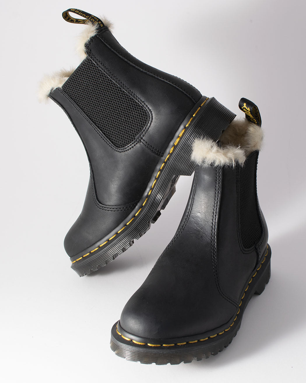 Dr. Martens 2976 Leonore Winter Chelsea Boot Black mit warmem Kunstfell-Futter und gelber Naht