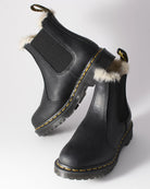 Dr. Martens 2976 Leonore Winter Chelsea Boot Black mit warmem Kunstfell-Futter und gelber Naht