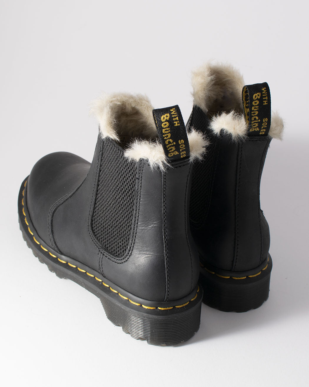 Bei PICK UP in Düsseldorf findest Du Dr. Martens, Leonore Burnished Wyoming, Black  und viel mehr von Dr. Martens