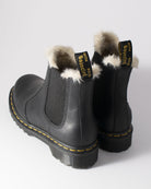 Bei PICK UP in Düsseldorf findest Du Dr. Martens, Leonore Burnished Wyoming, Black  und viel mehr von Dr. Martens
