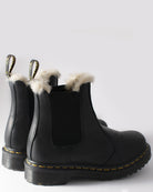 Bei PICK UP in Düsseldorf findest Du Dr. Martens, Leonore Burnished Wyoming, Black  und viel mehr von Dr. Martens