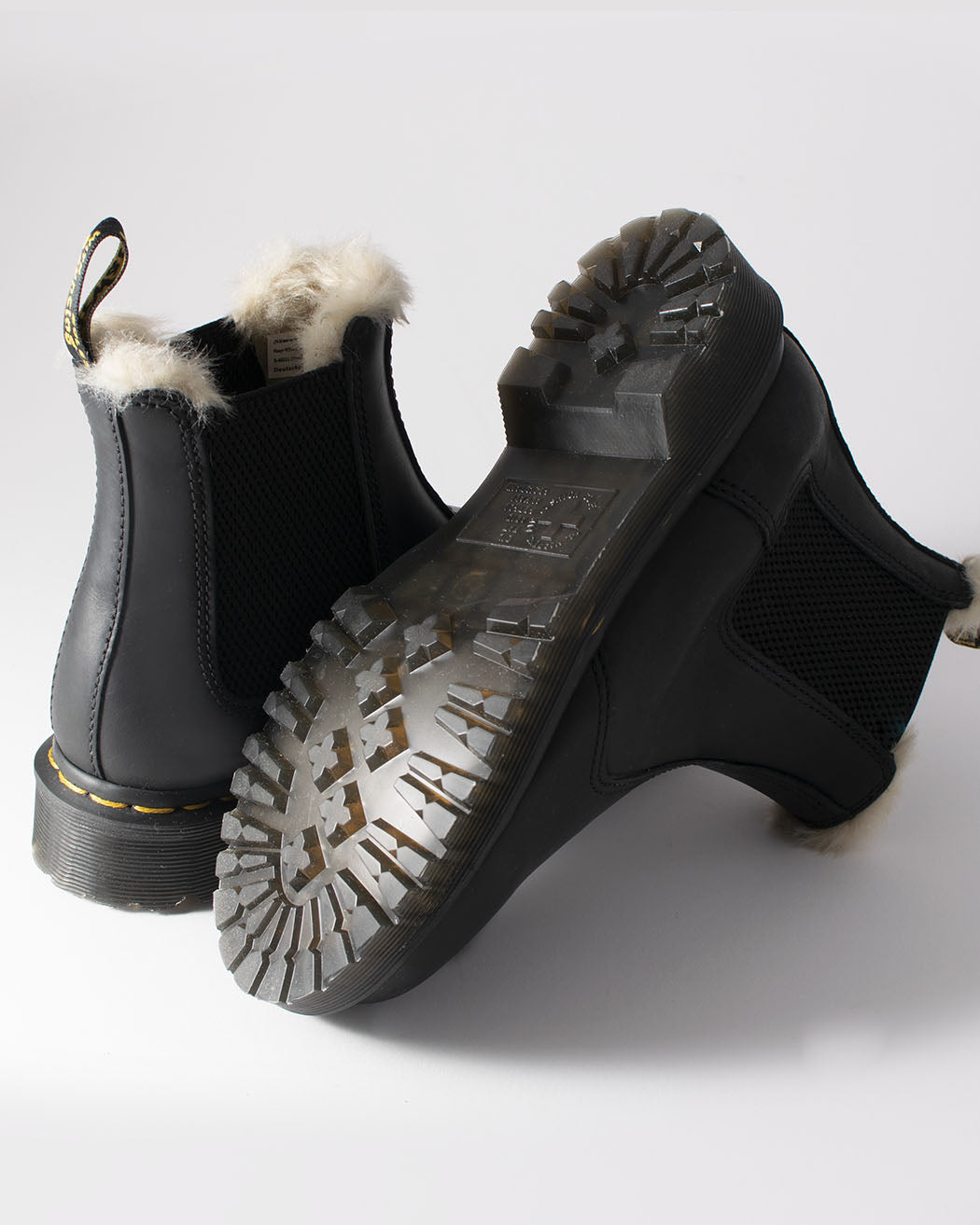 Bei PICK UP in Düsseldorf findest Du Dr. Martens, Leonore Burnished Wyoming, Black  und viel mehr von Dr. Martens